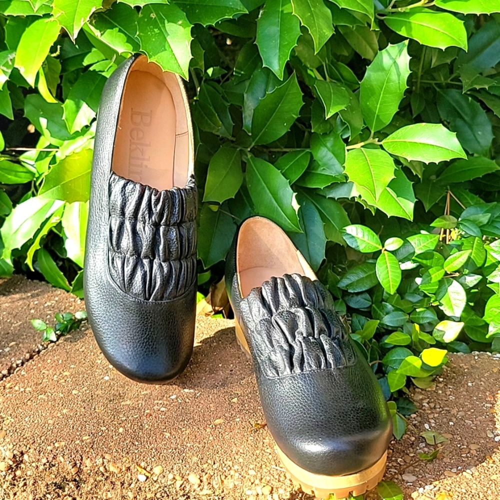 NWOT | Beklina | Classic Gathered Clog